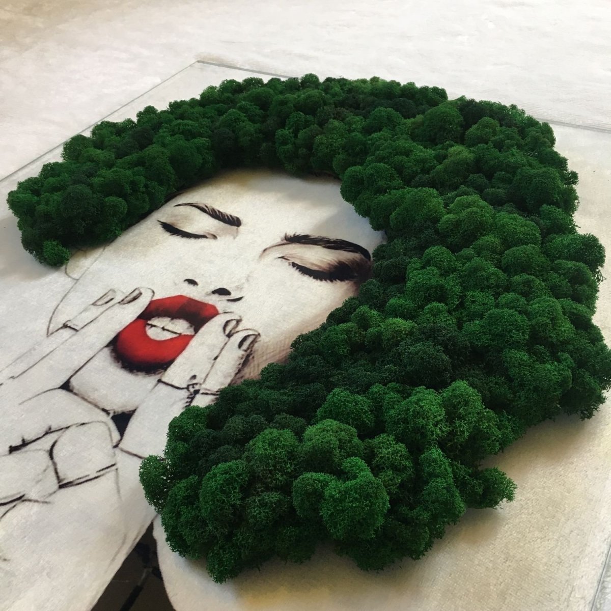 Декор из мха на стене