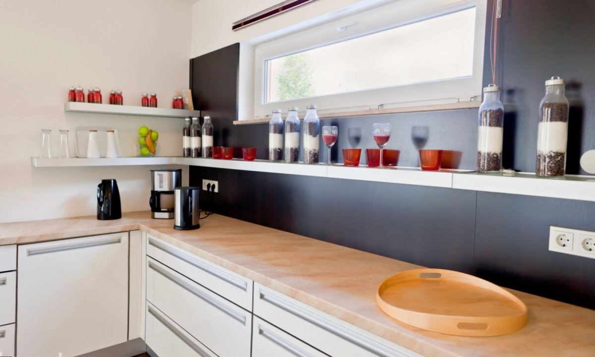 Белая кухня в интерьере удачный дизайн фото