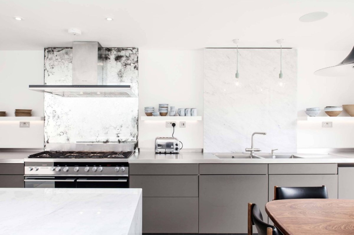 Интерьер кухни с белым гарнитуром