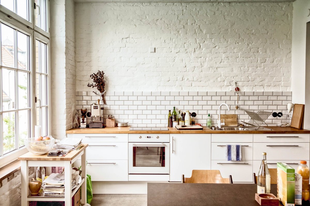 Кухня без верхних навесных шкафов фартук