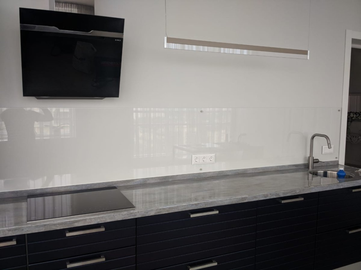 Фартук на стене без верхних шкафов