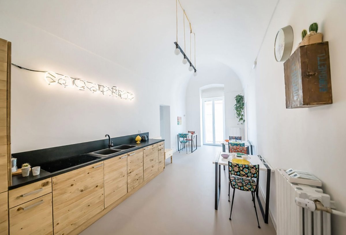 Синяя кухня столешня дерево