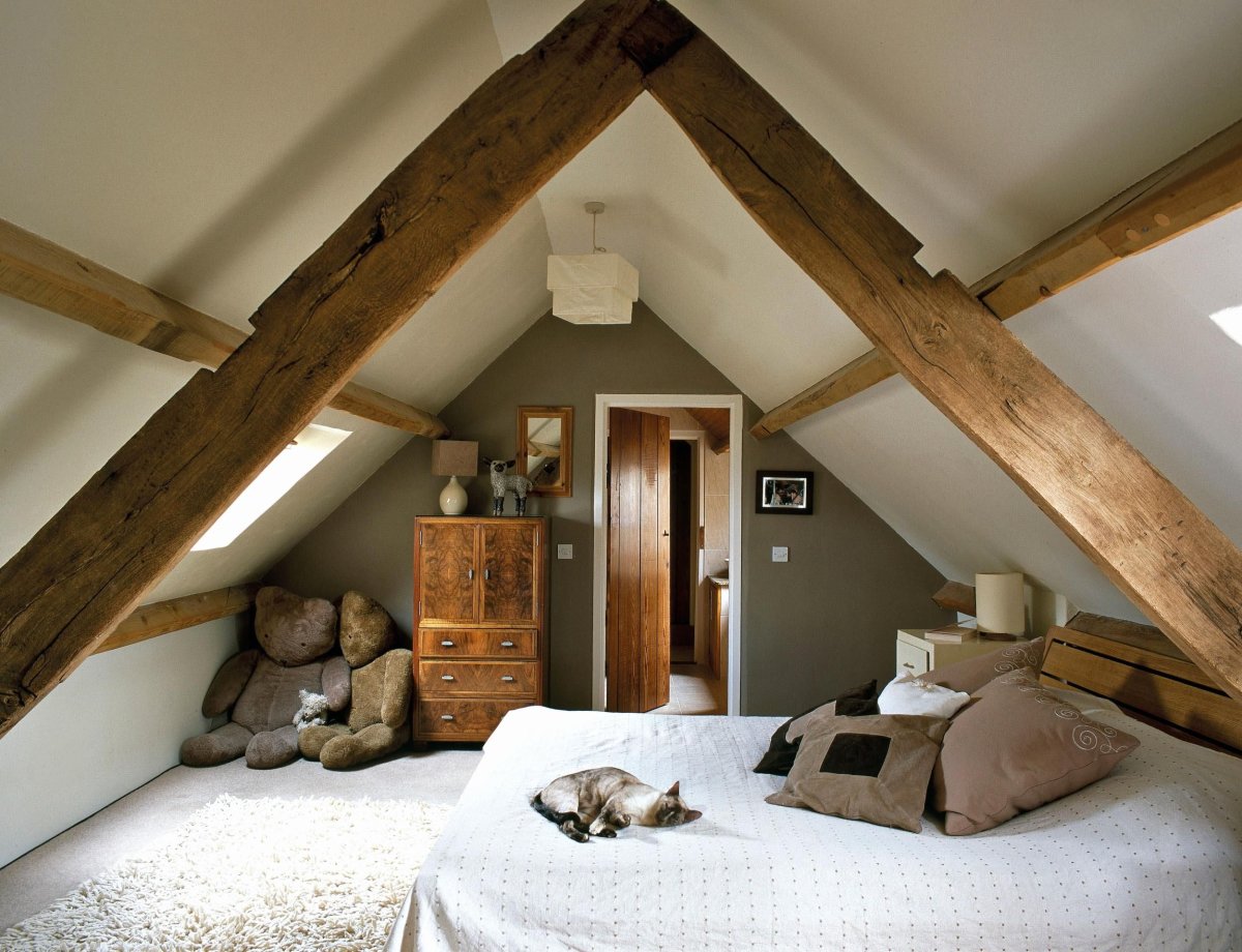 Мансардный потолок с балками