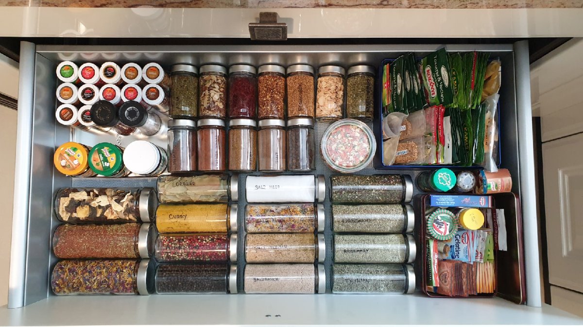 Кухня с полками для специй