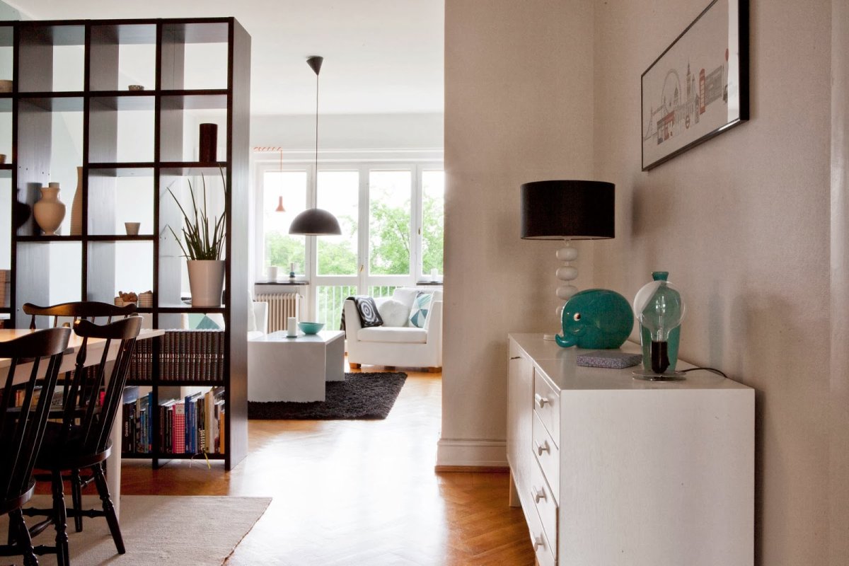 Стеллаж-перегородка для зонирования комнаты