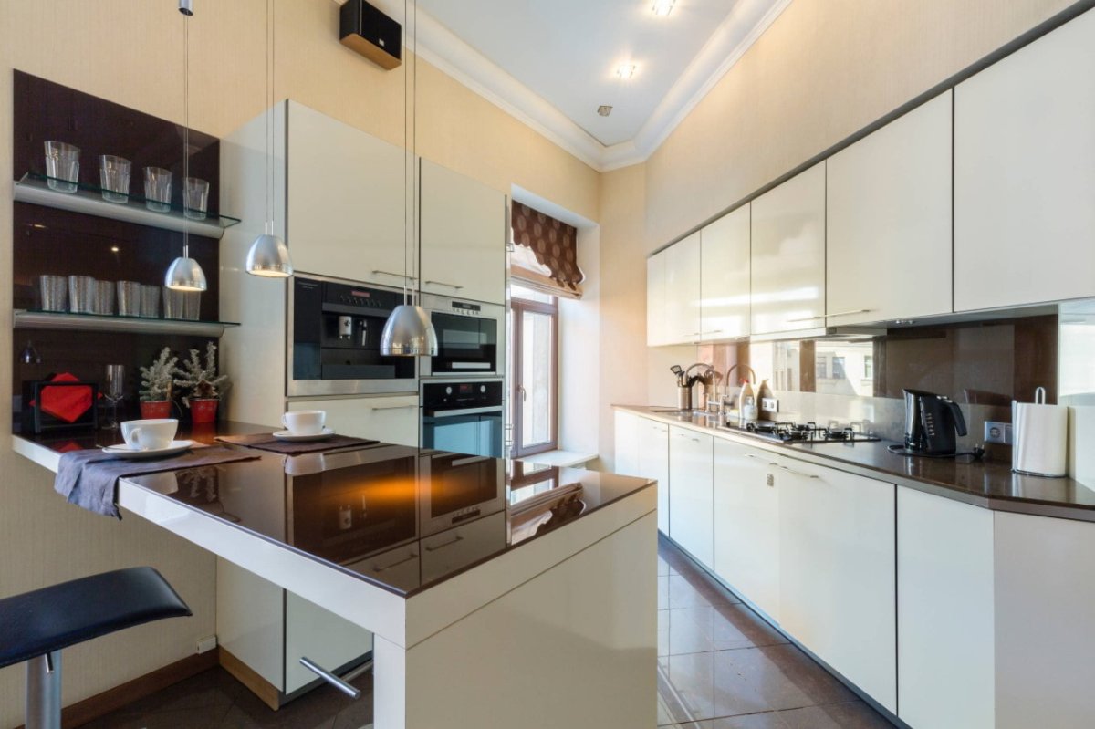 Интерьер кухни неправильной формы