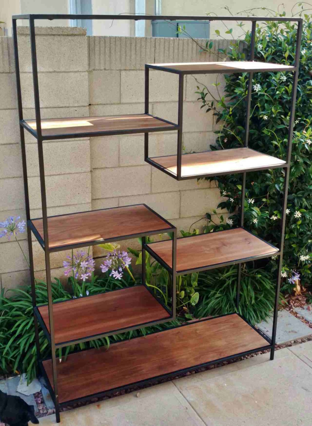 Металлическая полка для цветов