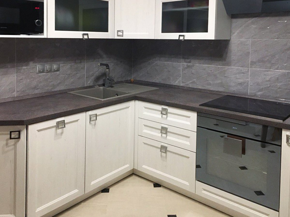 Белая кухня со светлой столешницей