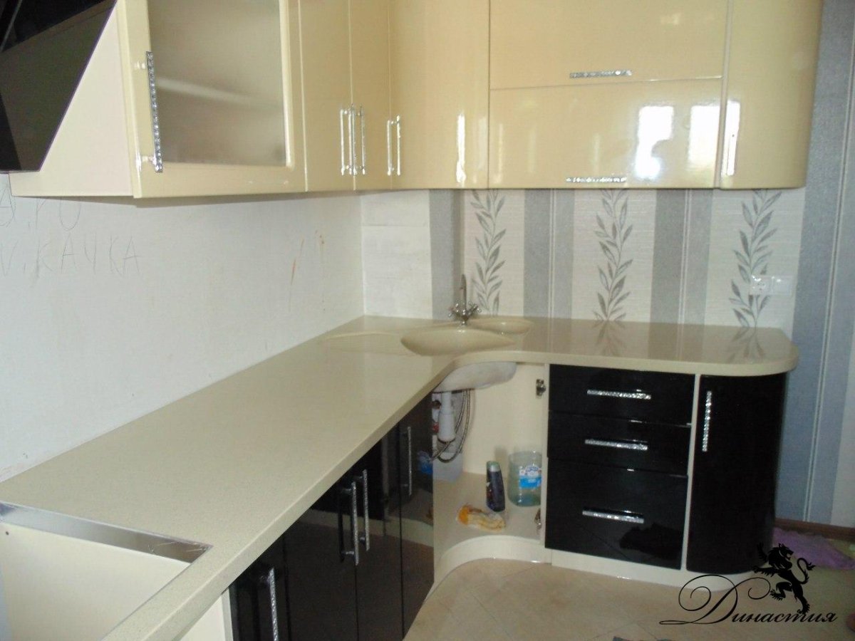 Кухня с темным полом