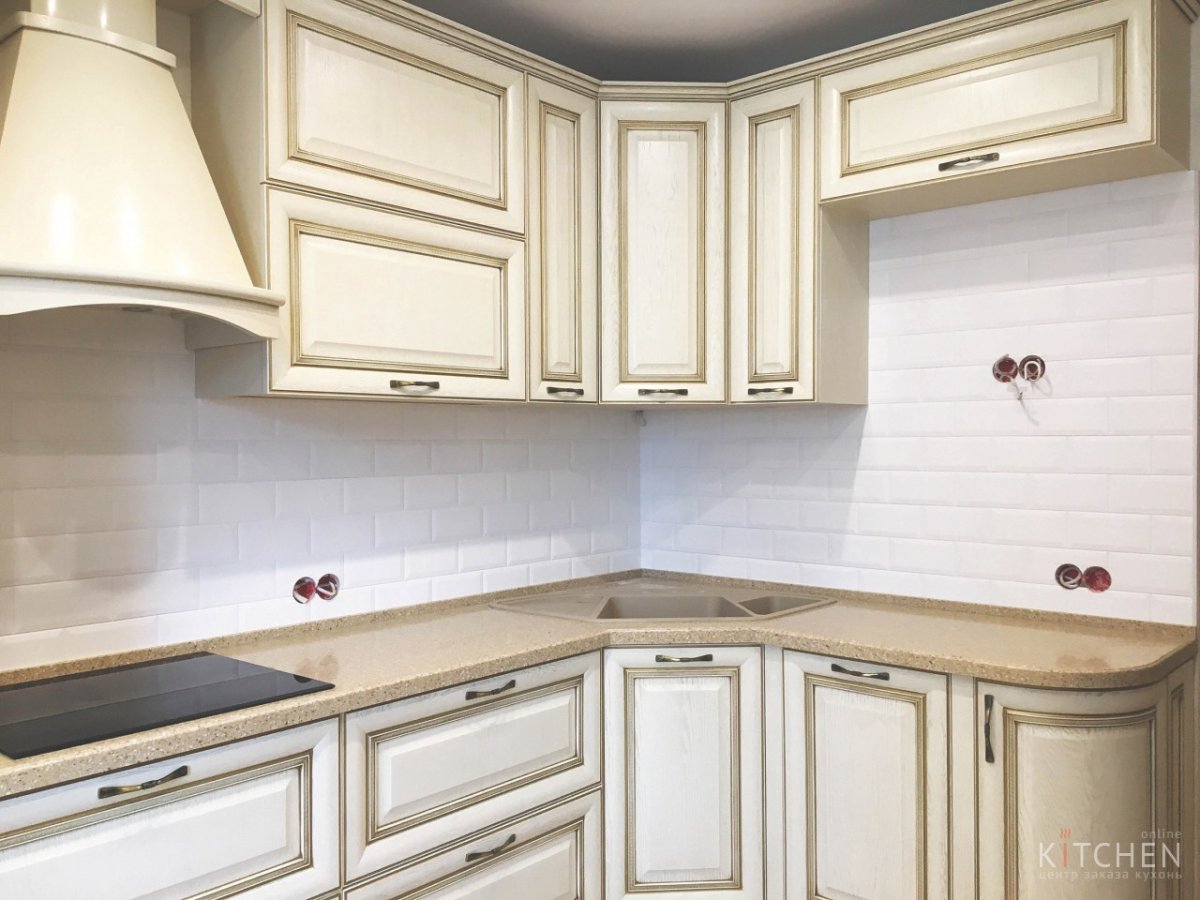 Светлая кухня со светлой столешницей