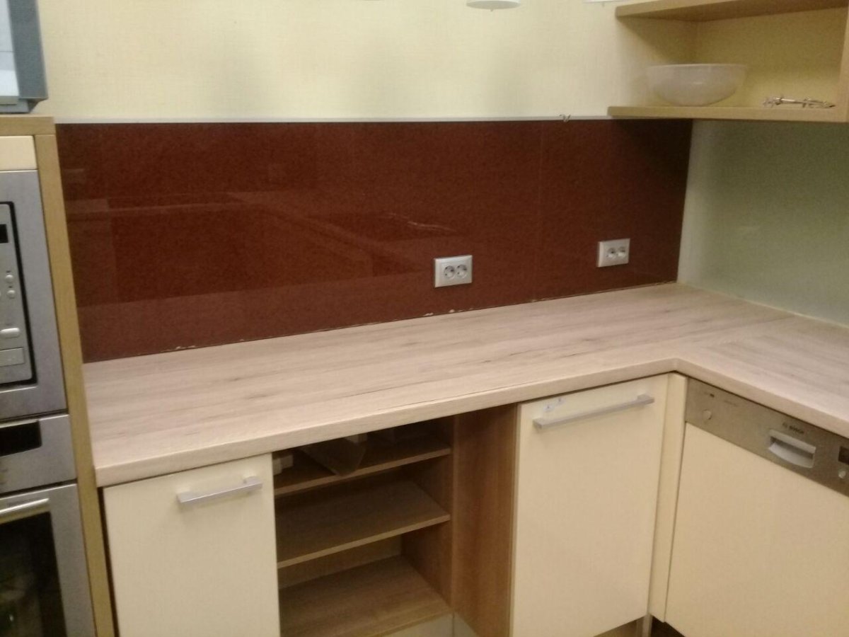 Темная мойка на светлой столешнице на кухне