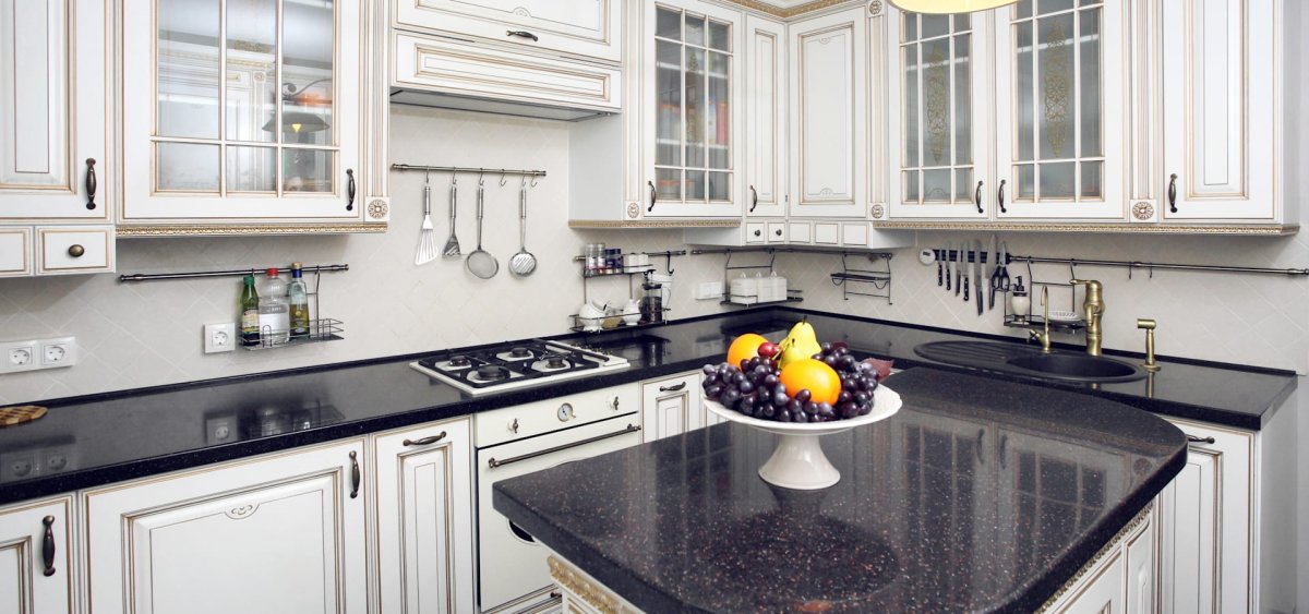 Белая кухняс черноймтолешницей