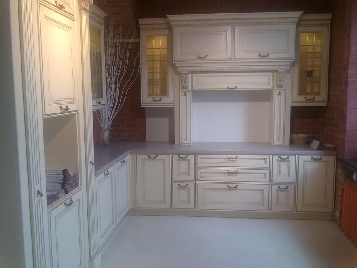 Кухня Лоренцо Зов с темной столешницей