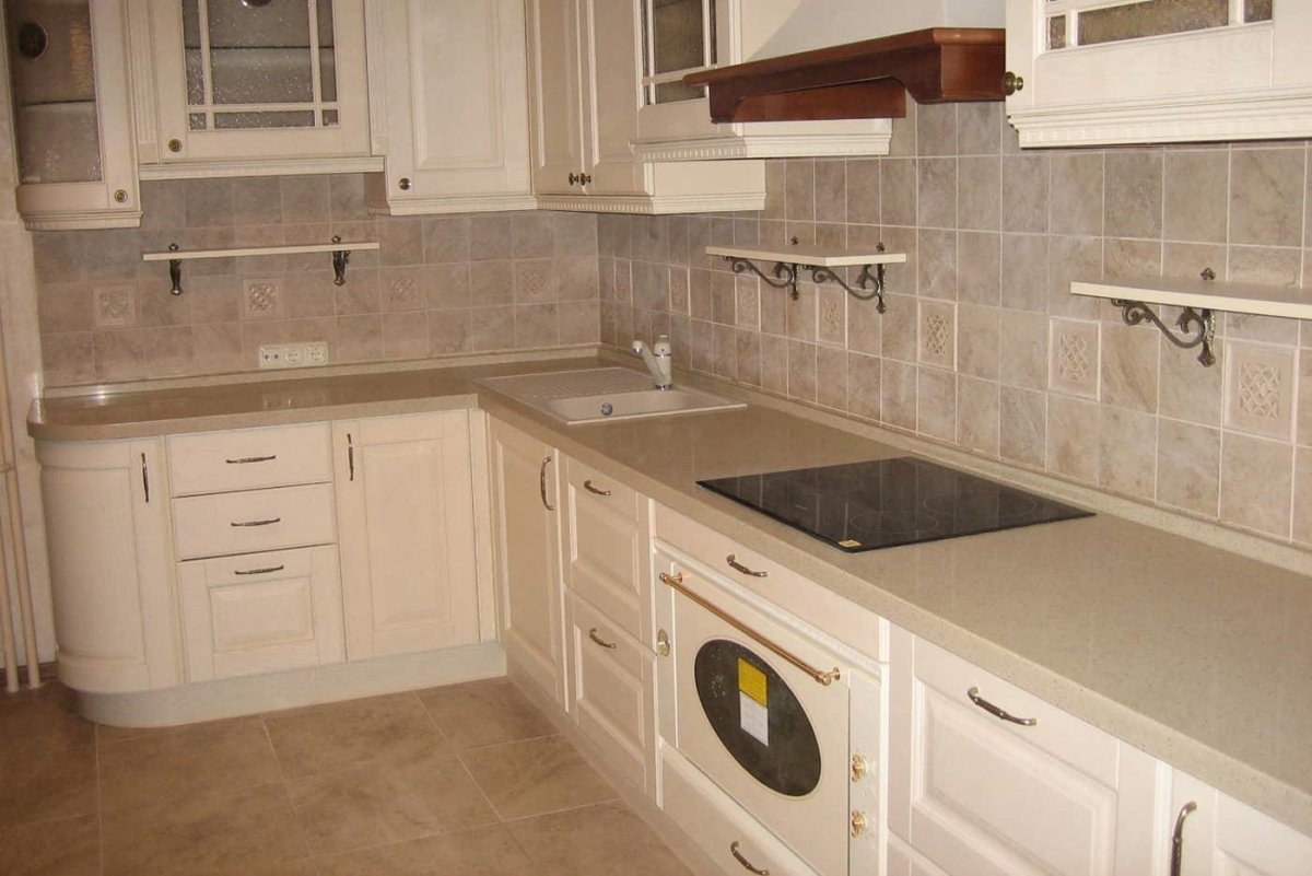 Кухня с деревянной столешницей