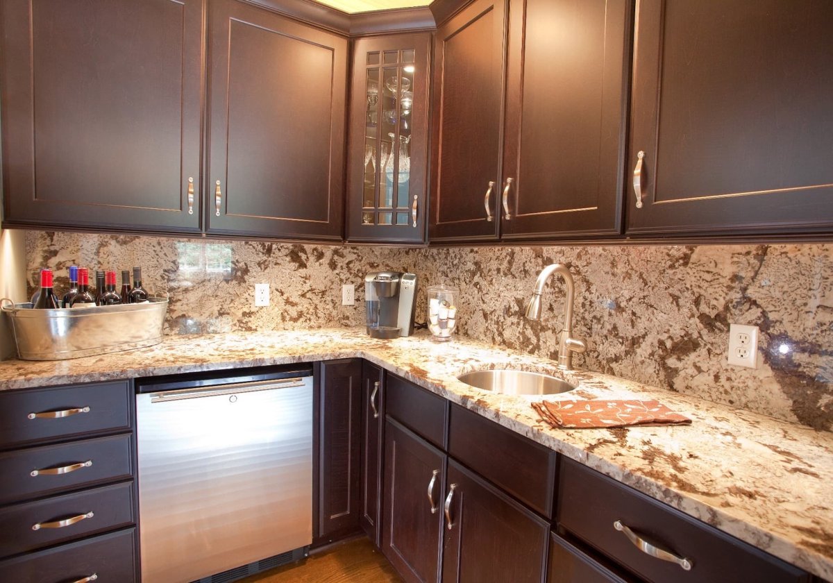 Кухни белые глянцевые угловые в интерьере