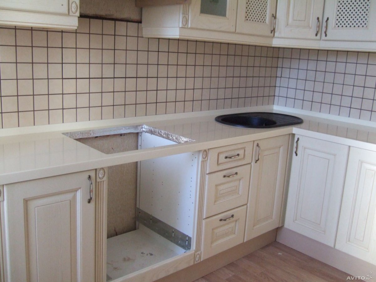 Белая кухня с белой столешницей