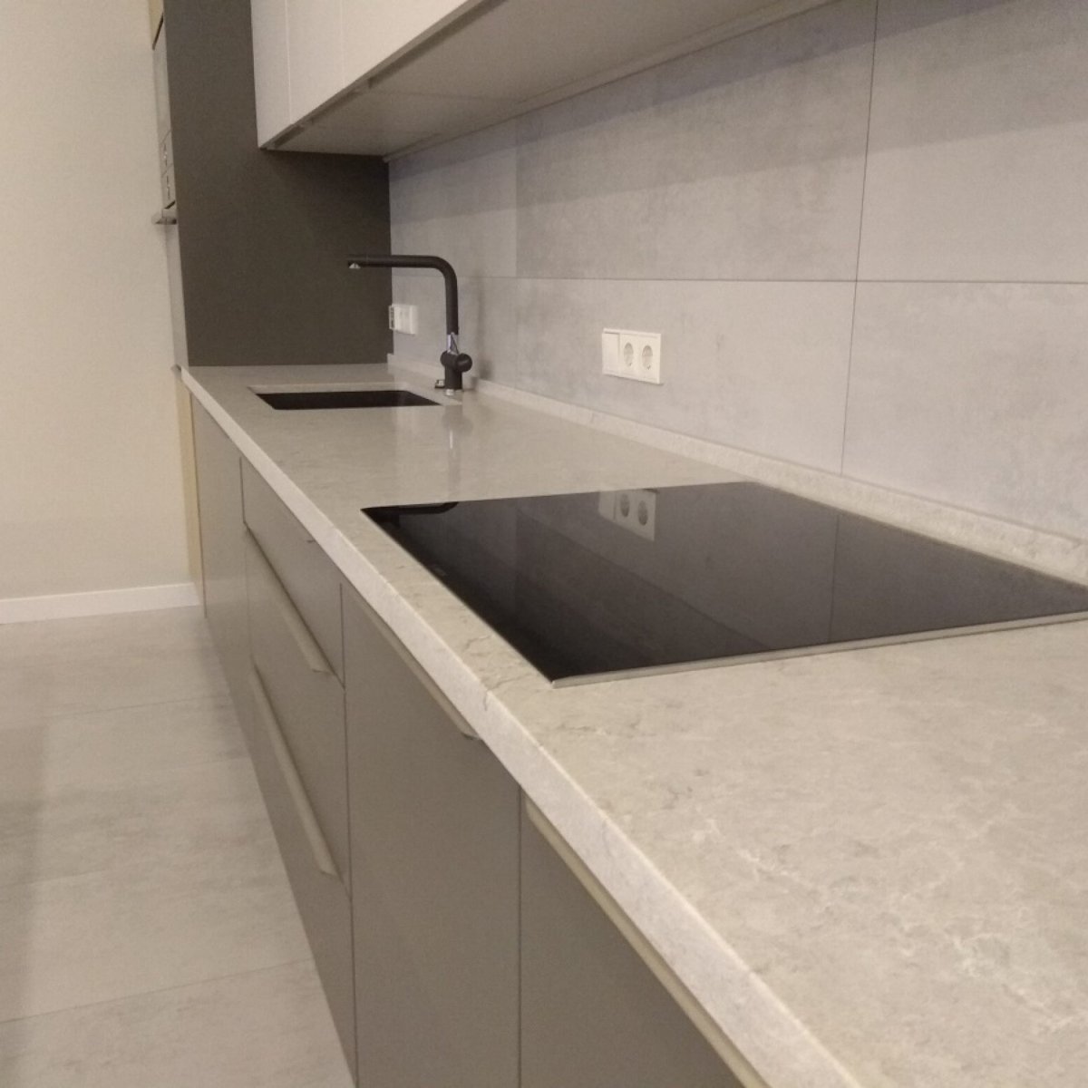 Светлая кухня с темной столешницей