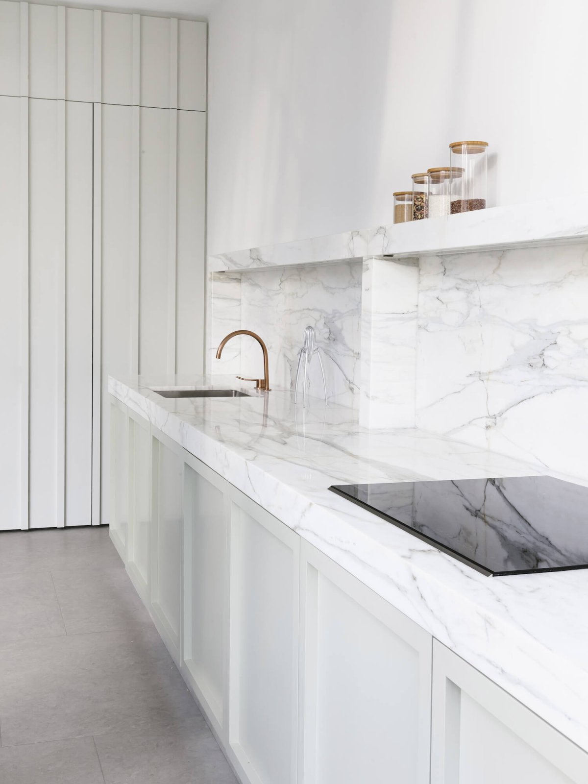 Белая кухня со столешницей под мрамор
