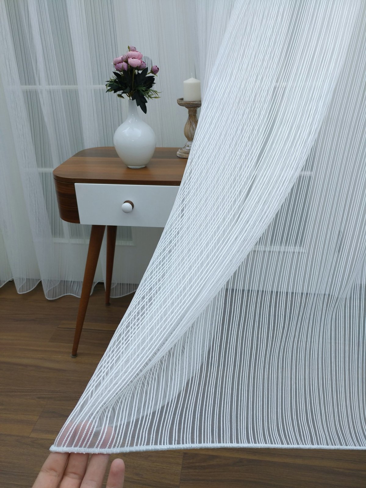 Темная тюль и светлые портьеры