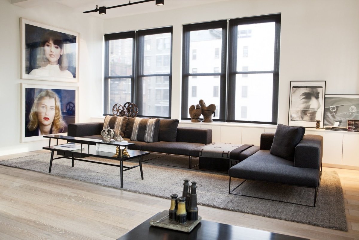 Темные рамы окон в интерьере