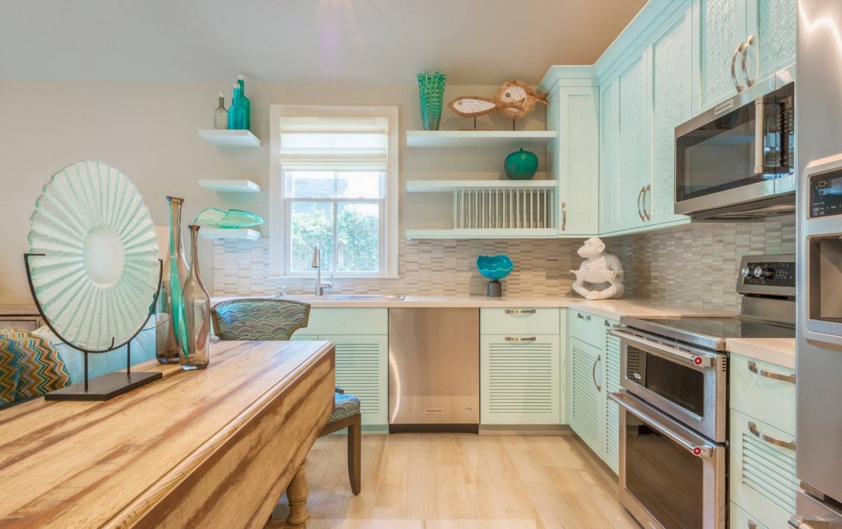 Бирюзовая кухня со столешницей под дерево