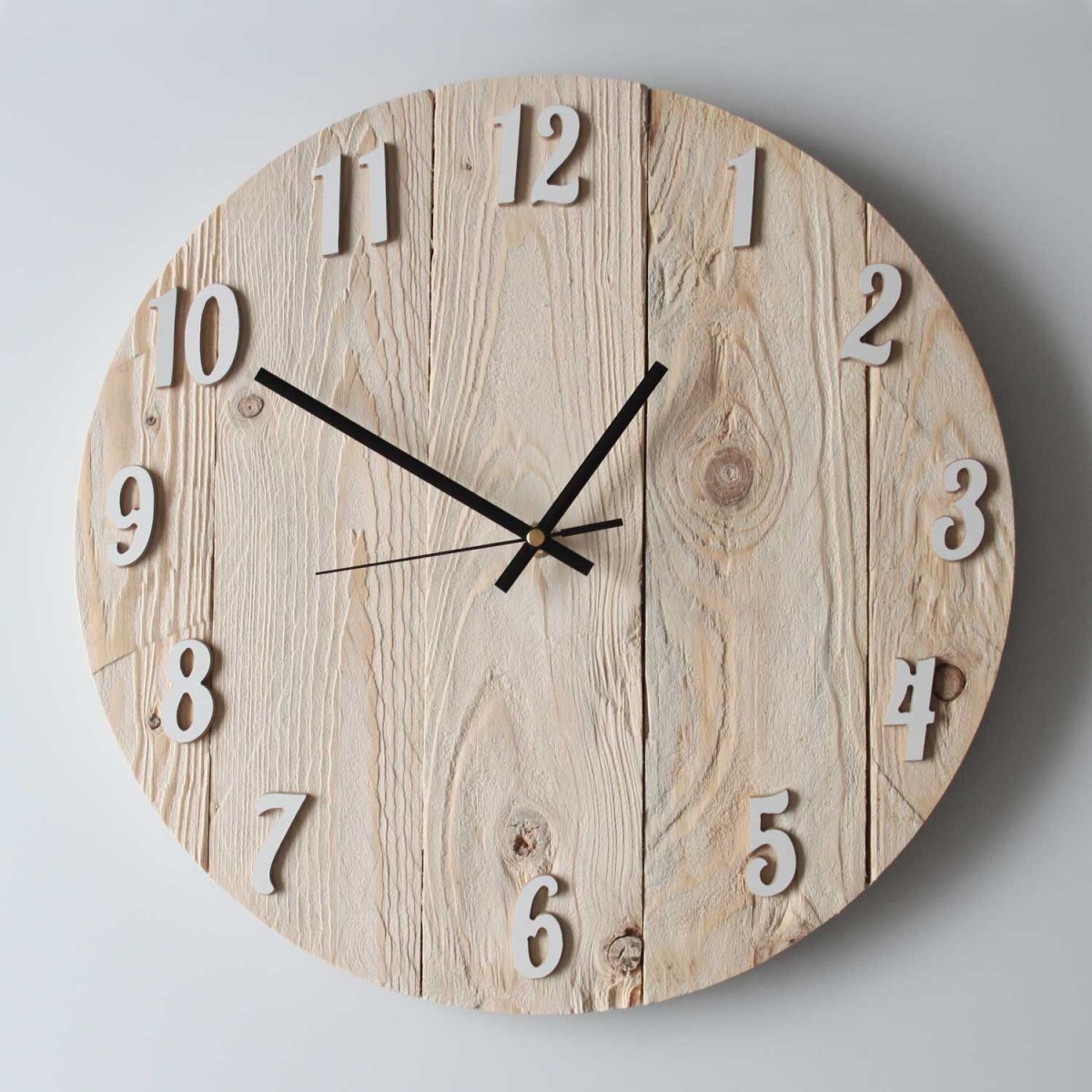 Часы из цельного массива дерева