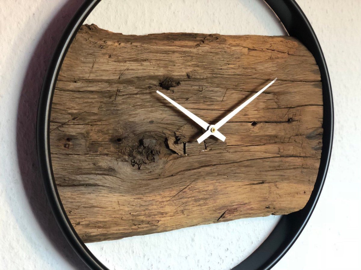 Необычные настенные часы из дерева