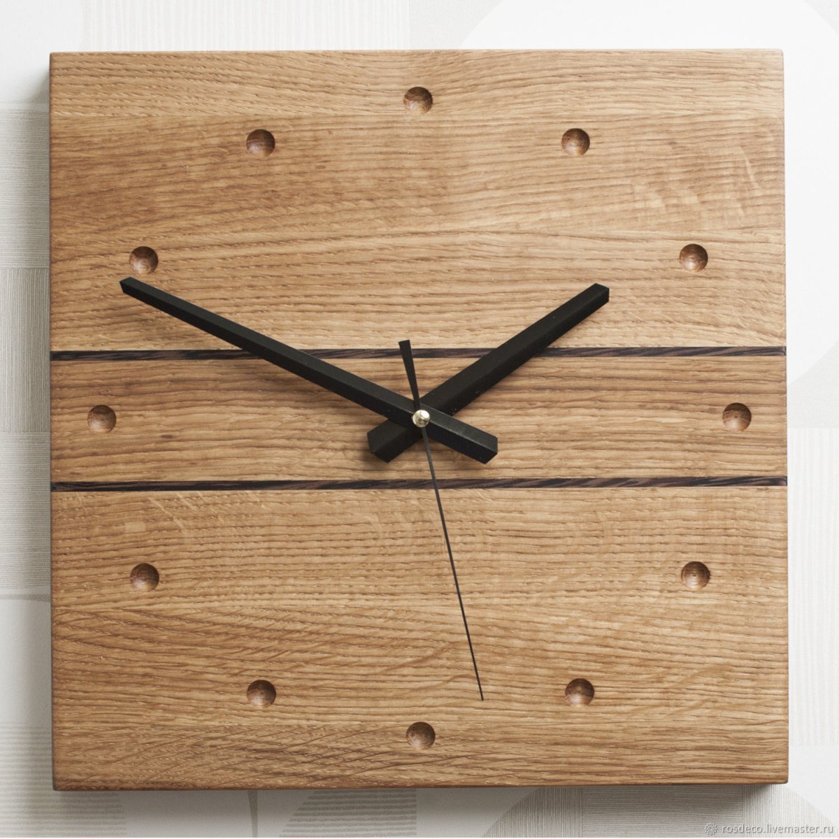 Настенные часы на деревянной стене