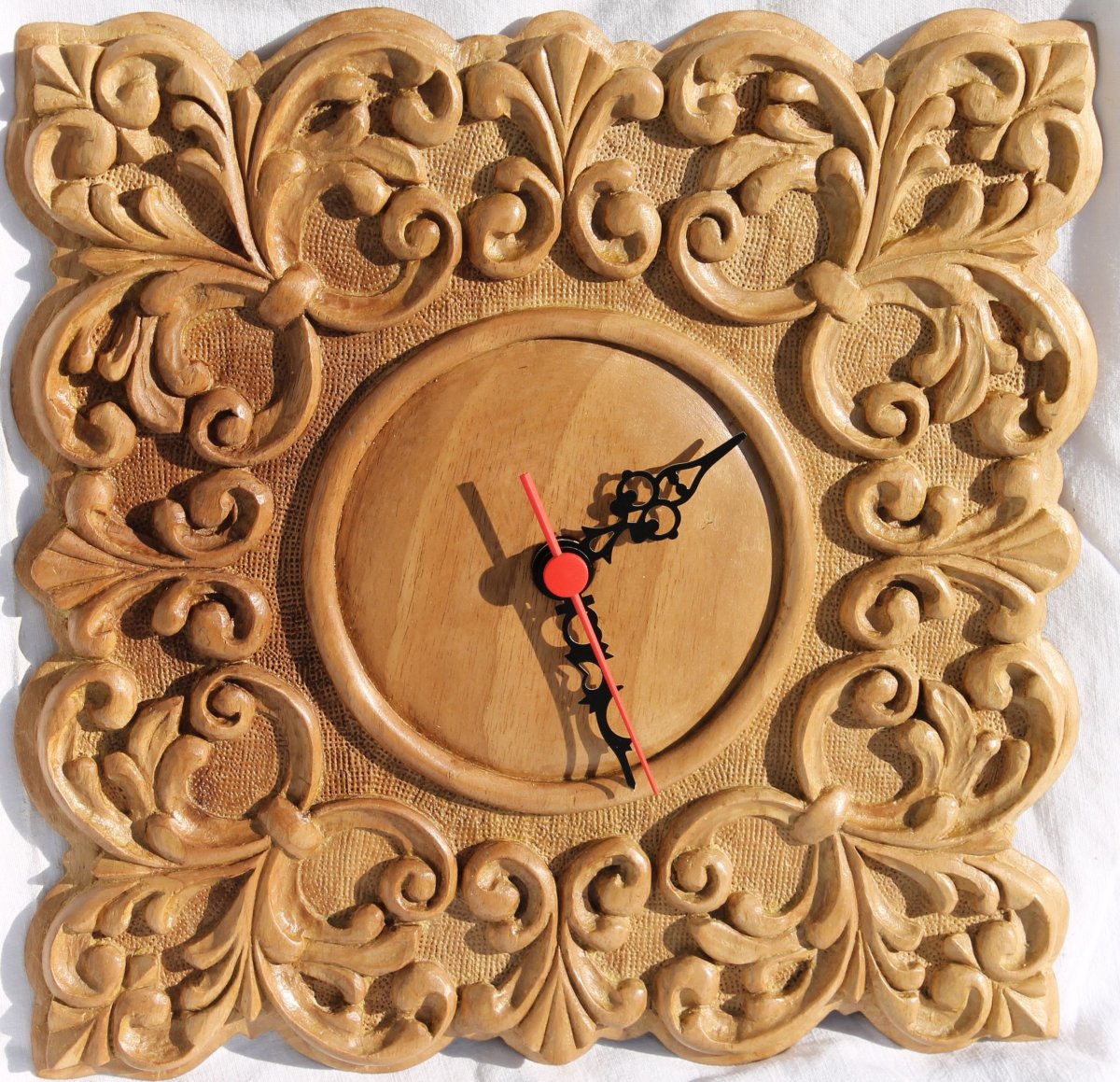 Настенные часы с деревянным циферблатом