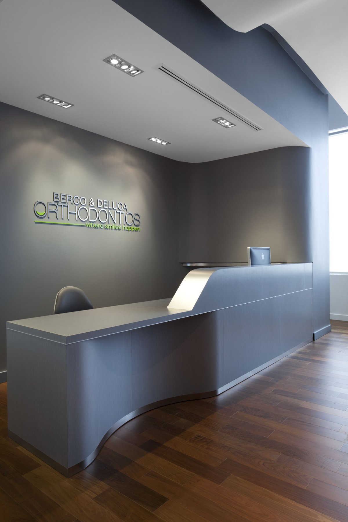 Современные стойки ресепшн