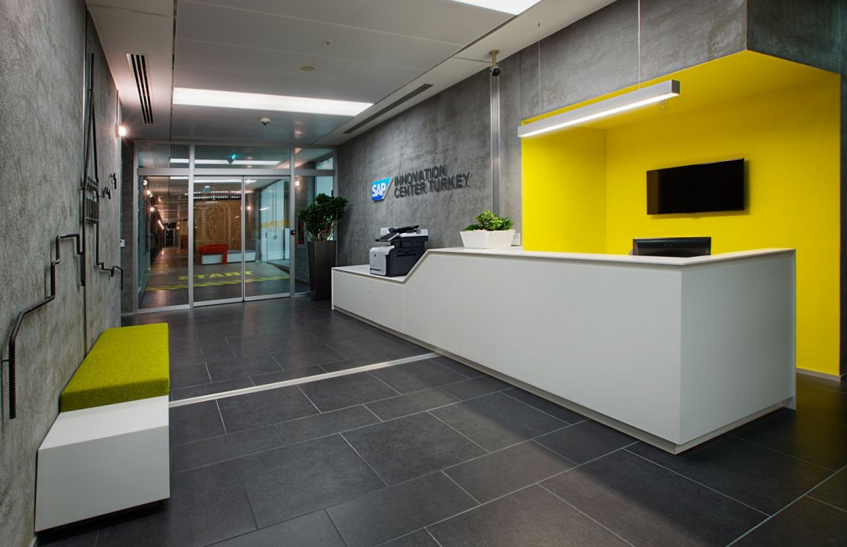 Ресепшен в коридоре