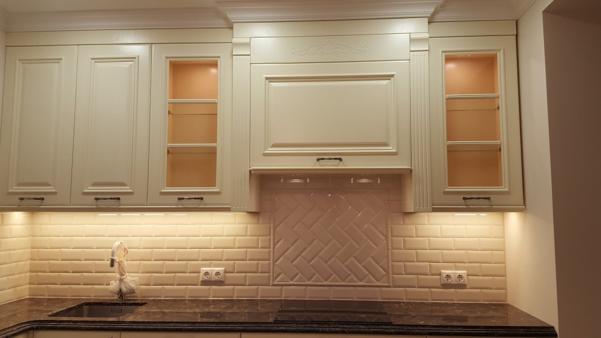 Фартук из плитки до монтажа кухни