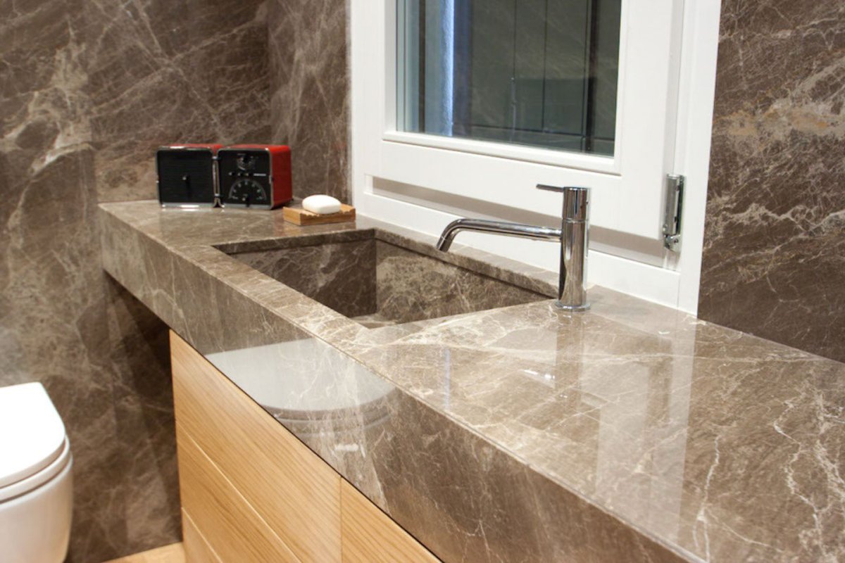 Травертин Феллини столешница в интерьере