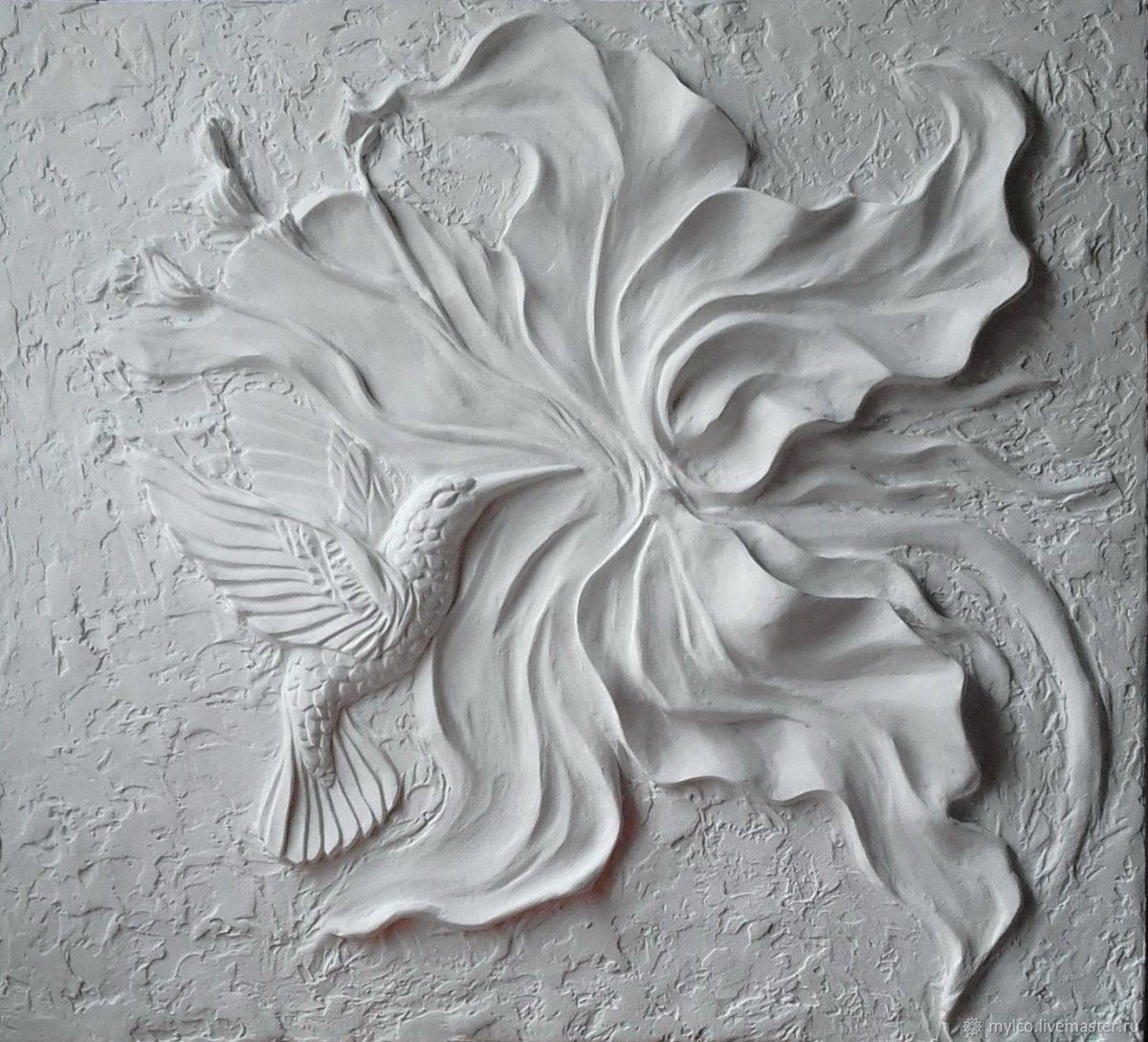 Рельеф на стене