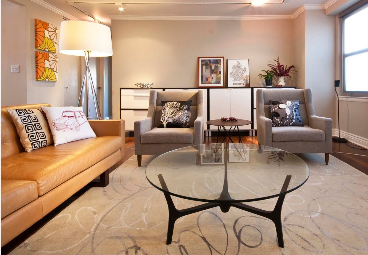 Красные подушки на диван