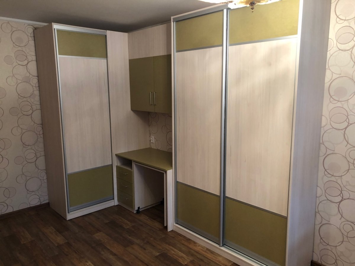 Стол встроенный в шкаф