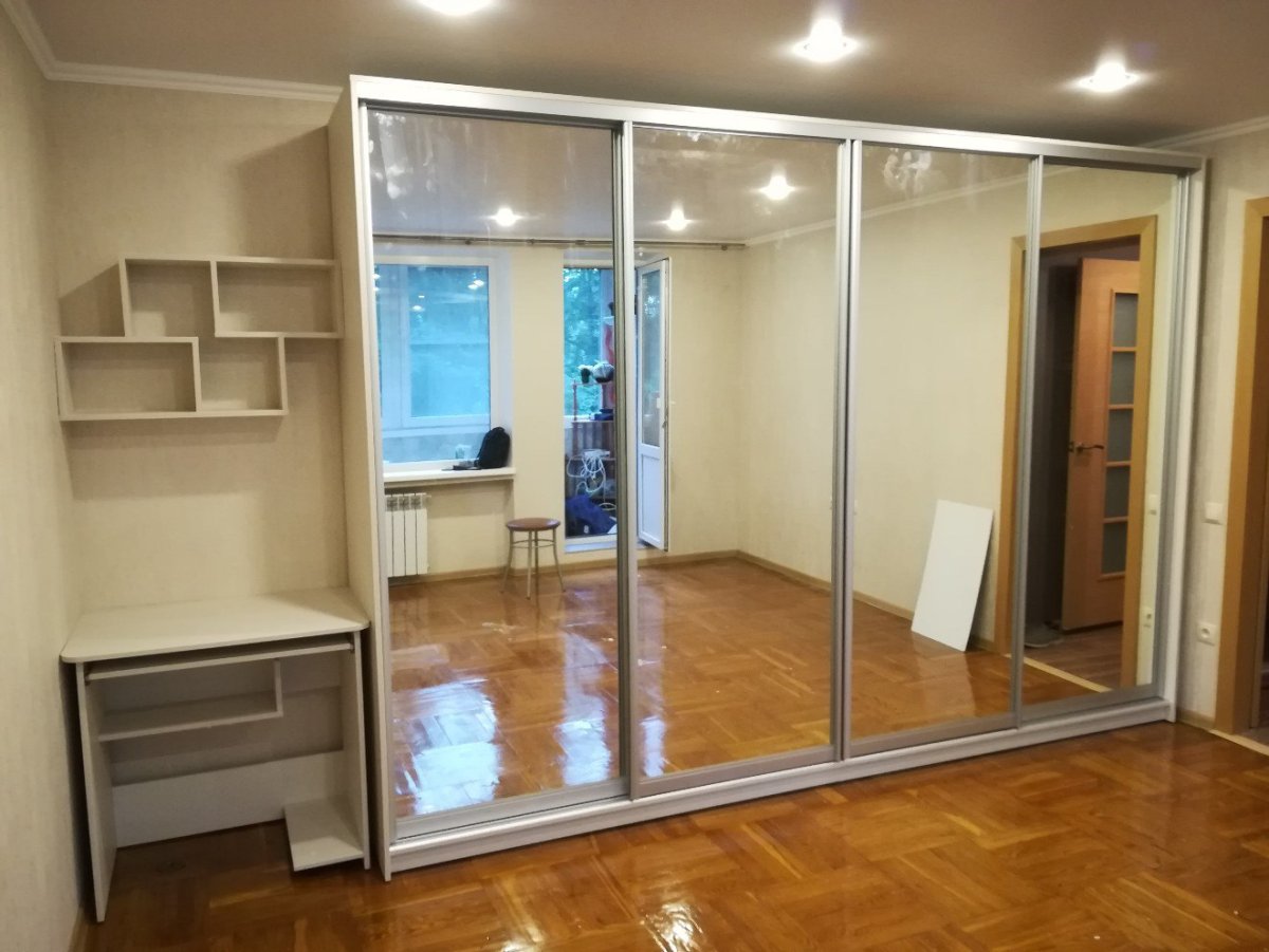 Рабочий стол встроенный в шкаф