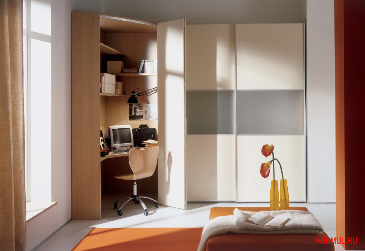 Шкаф купе со встроенным столом