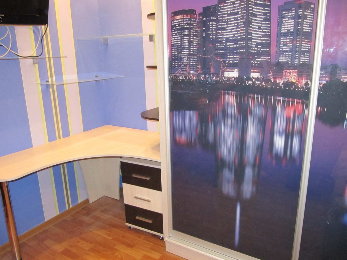 Шкаф купе с нишей под телевизор в спальню