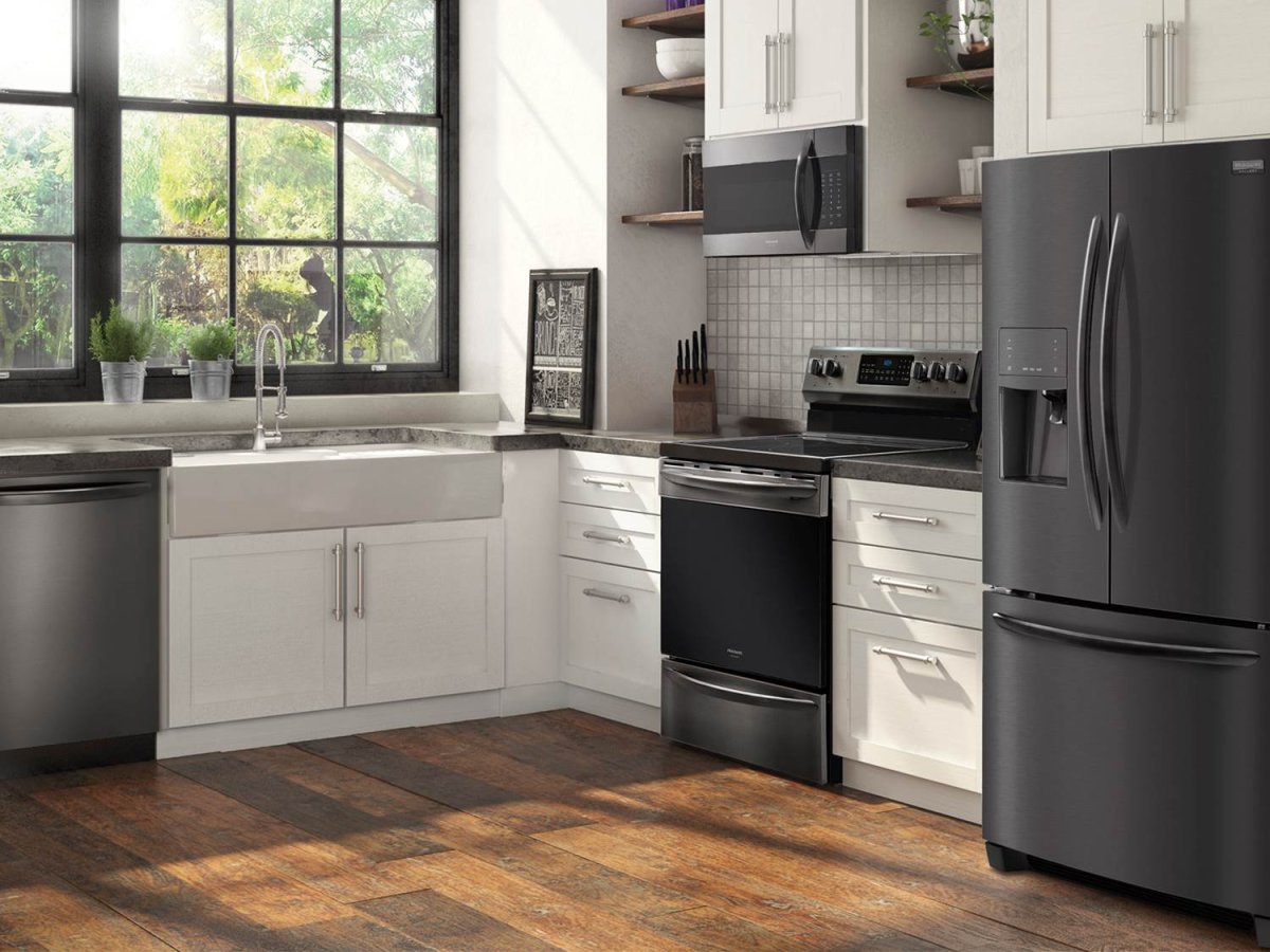 Серая кухня с черной техникой