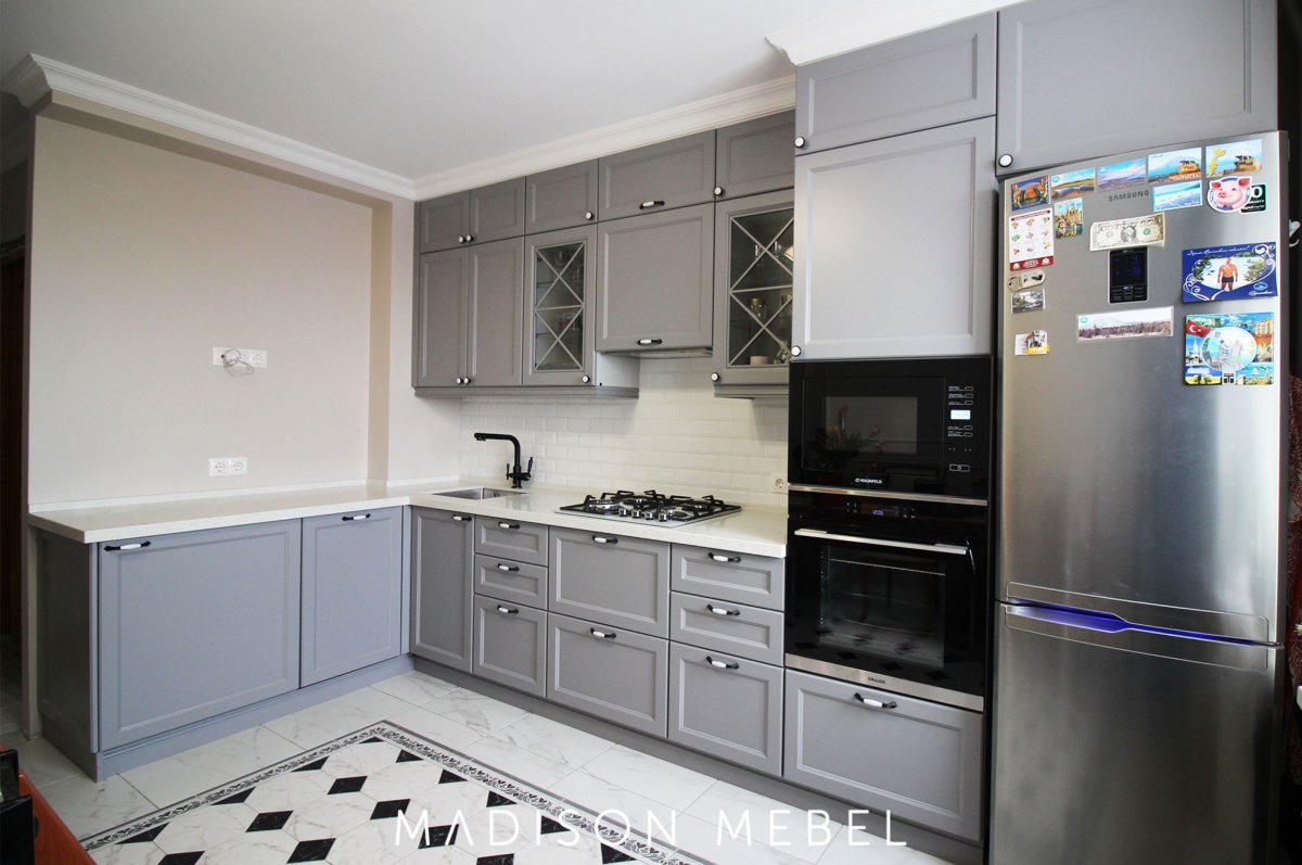 Темно серая кухня