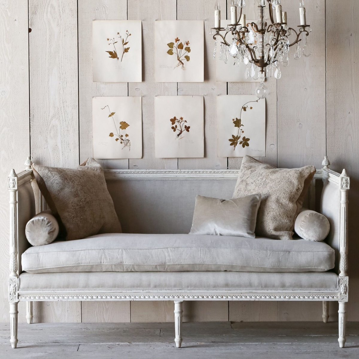 Диван в винтажном стиле