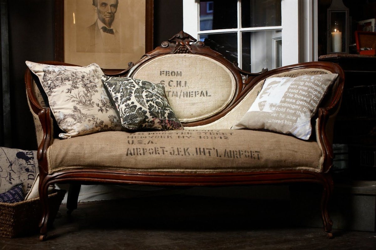 Диван в винтажном стиле