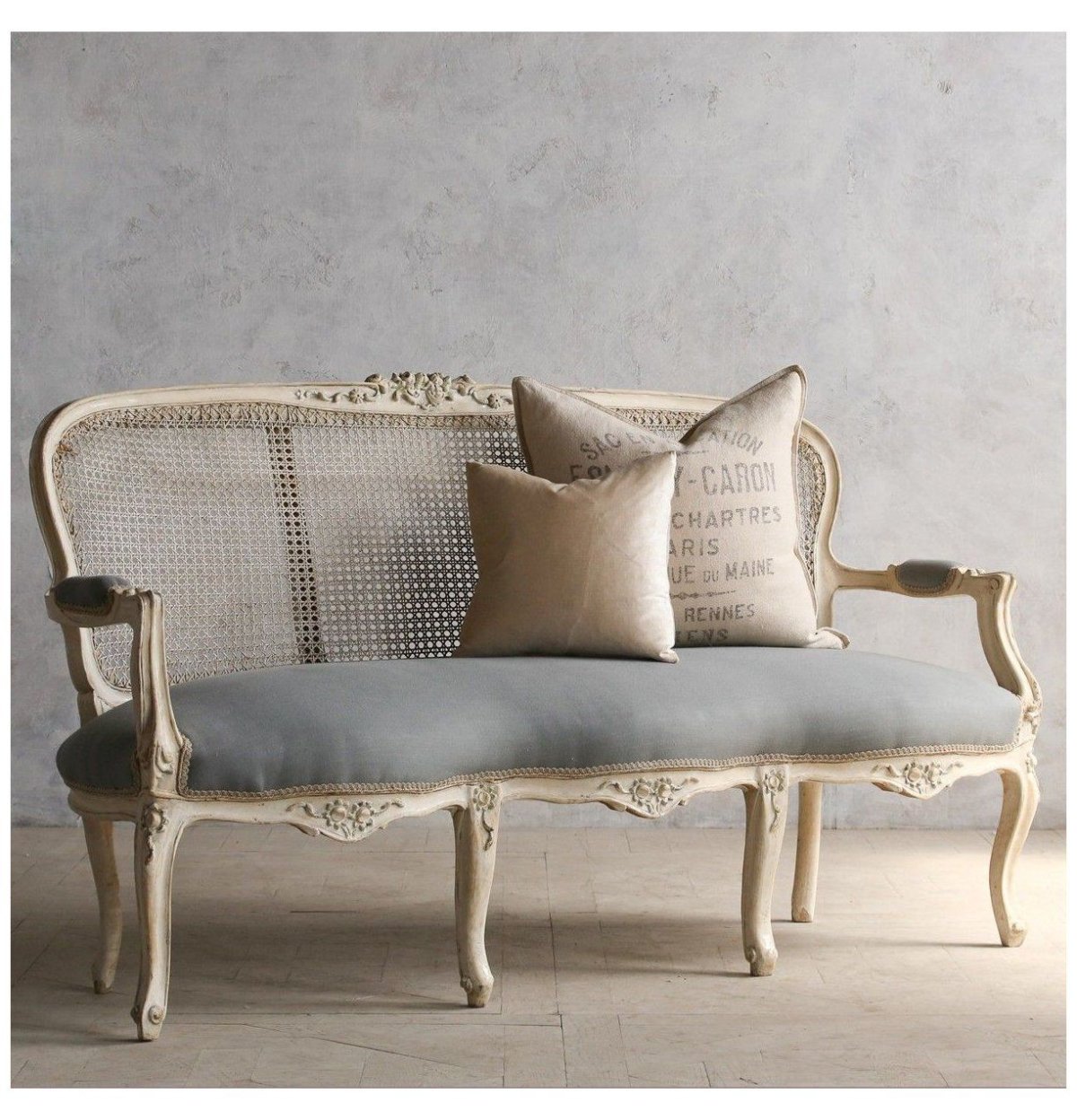 Диван в винтажном стиле