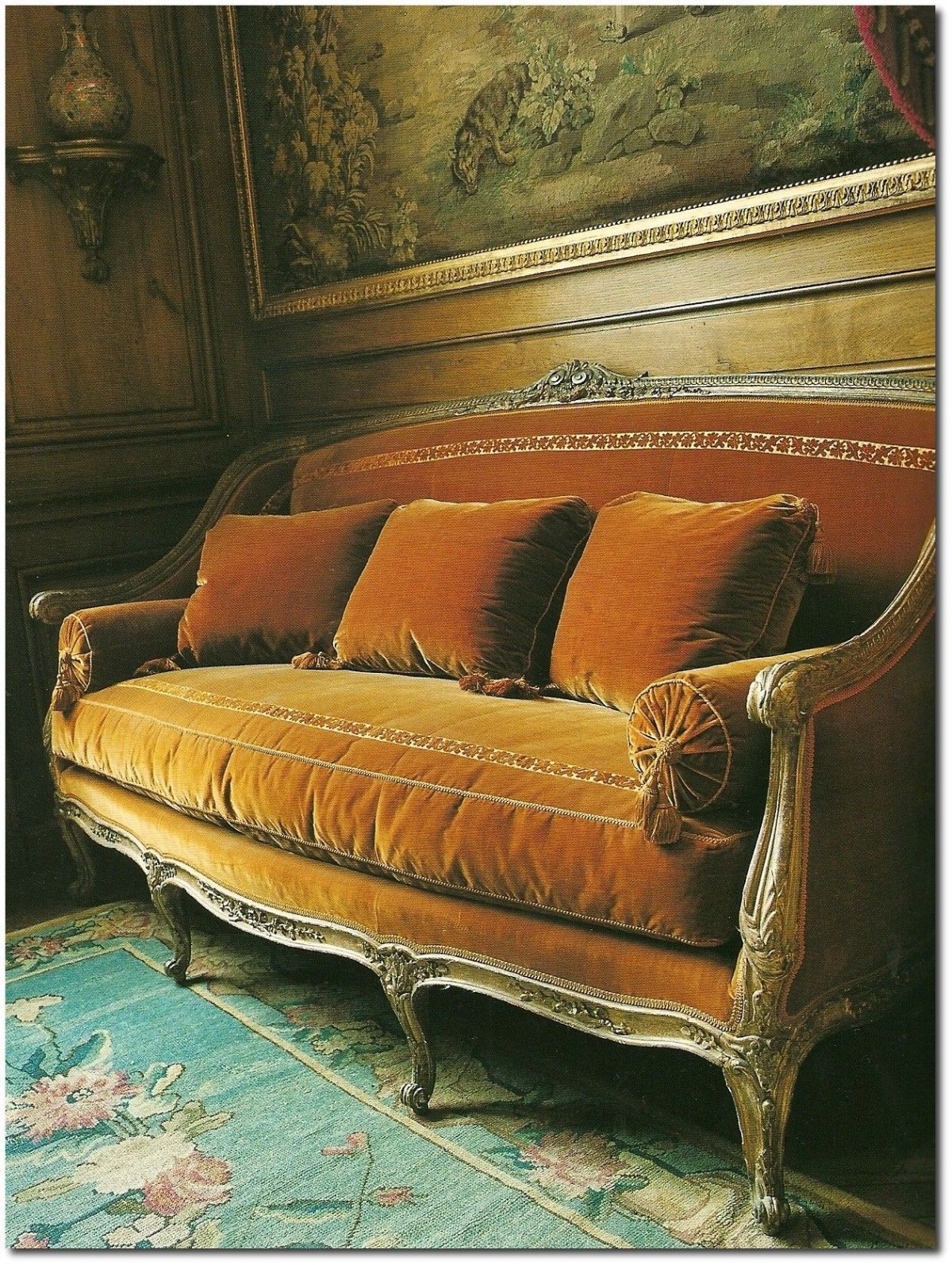 Диван под ретро