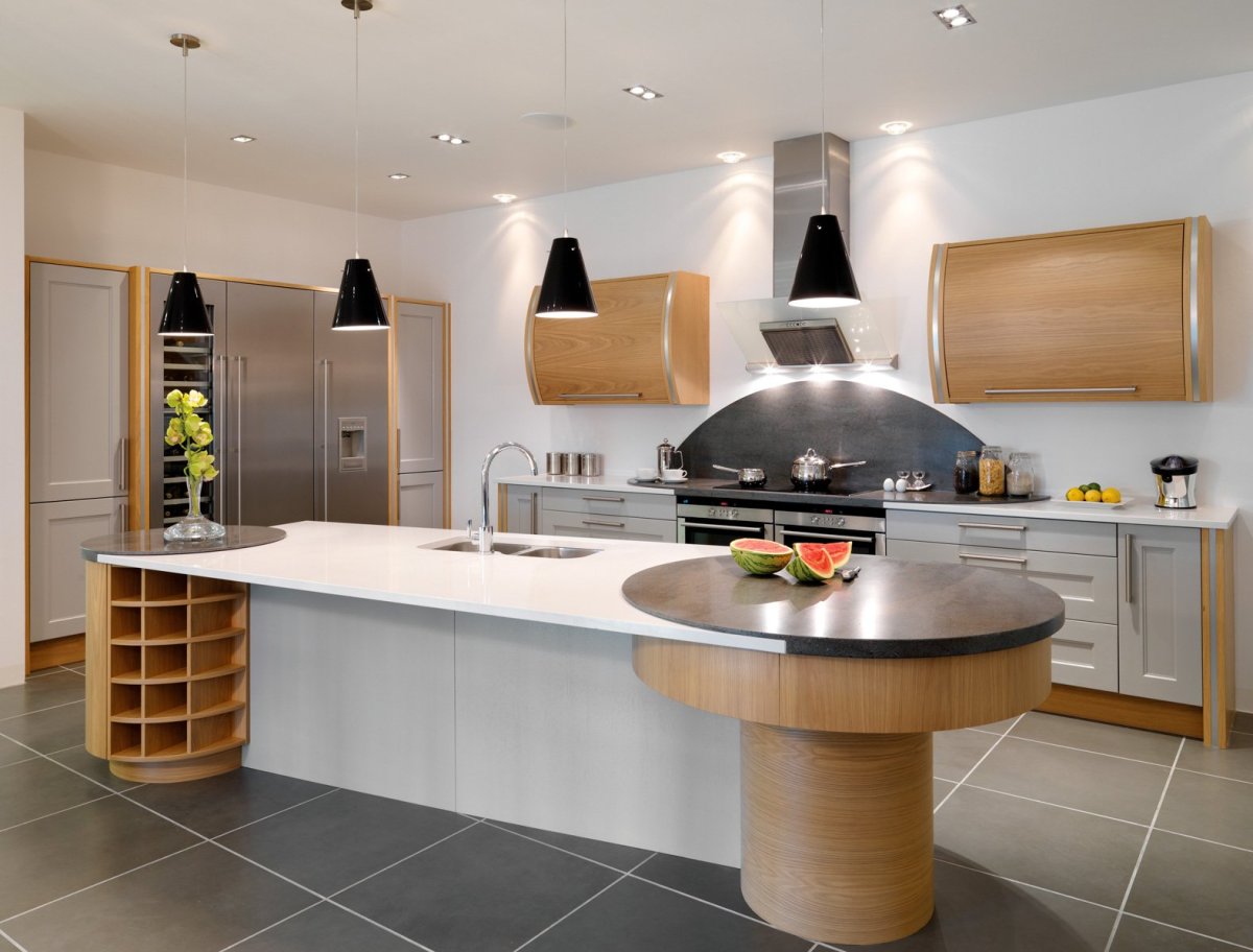 Кухня современные серо белая с деревом