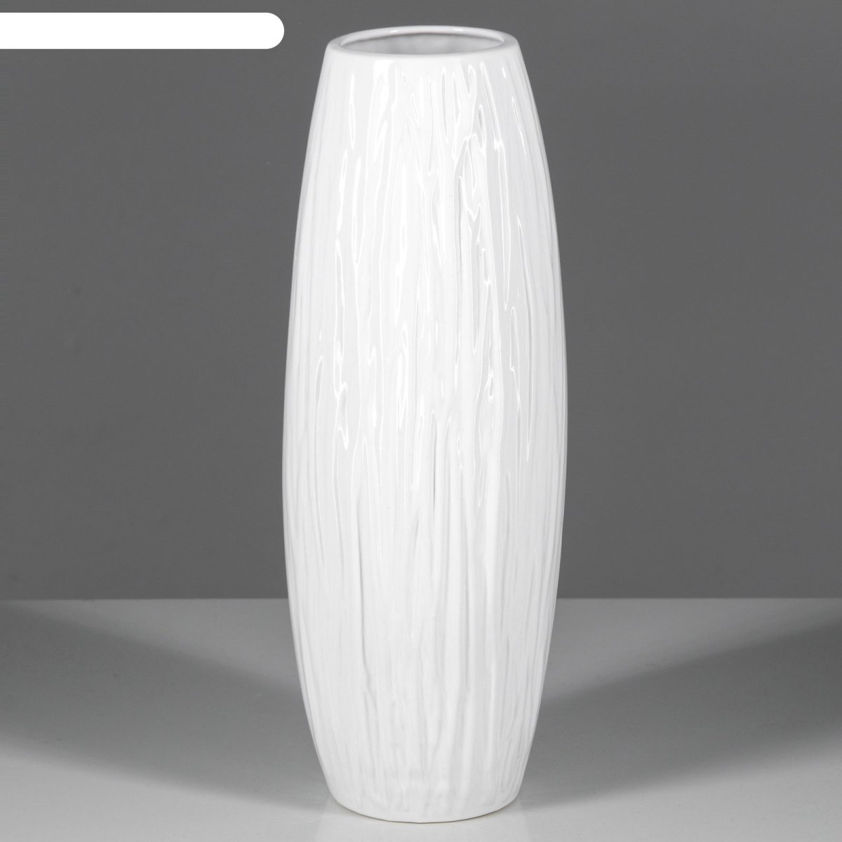 Цветы в золотистой вазе