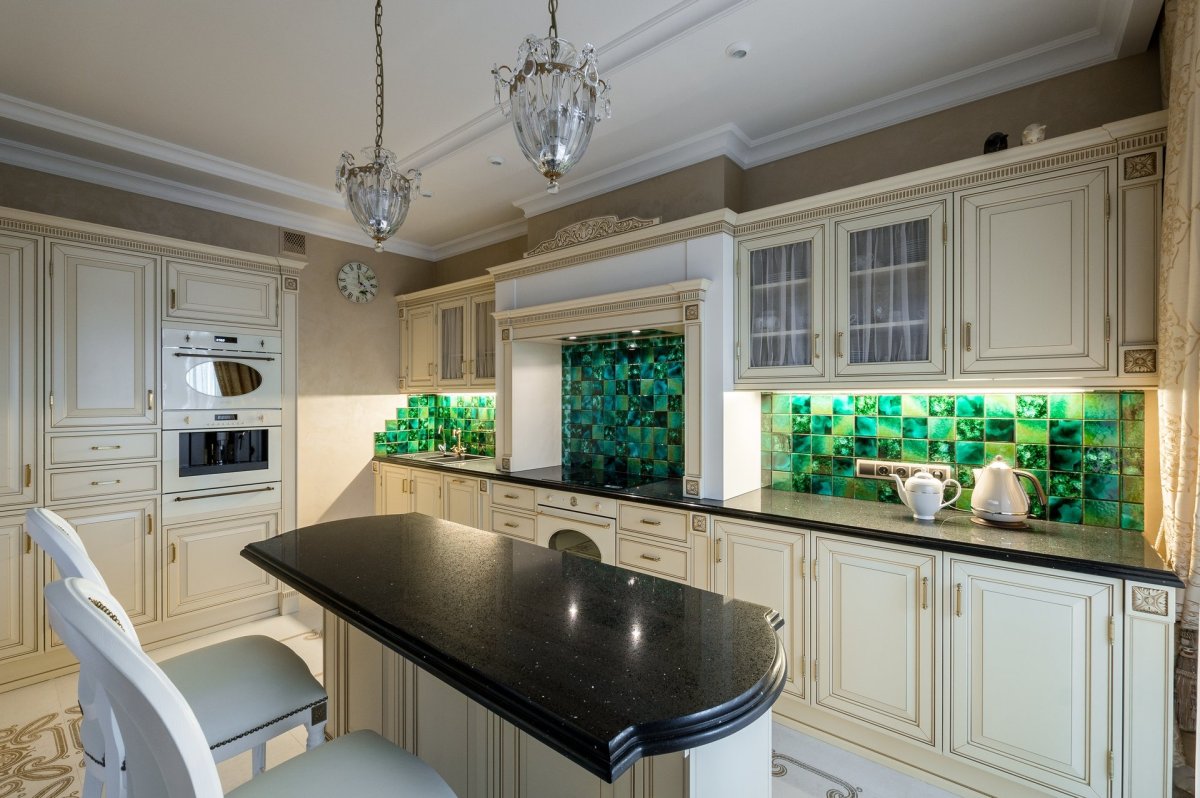 Интерьер кухни в квартире из цвета малахит фото