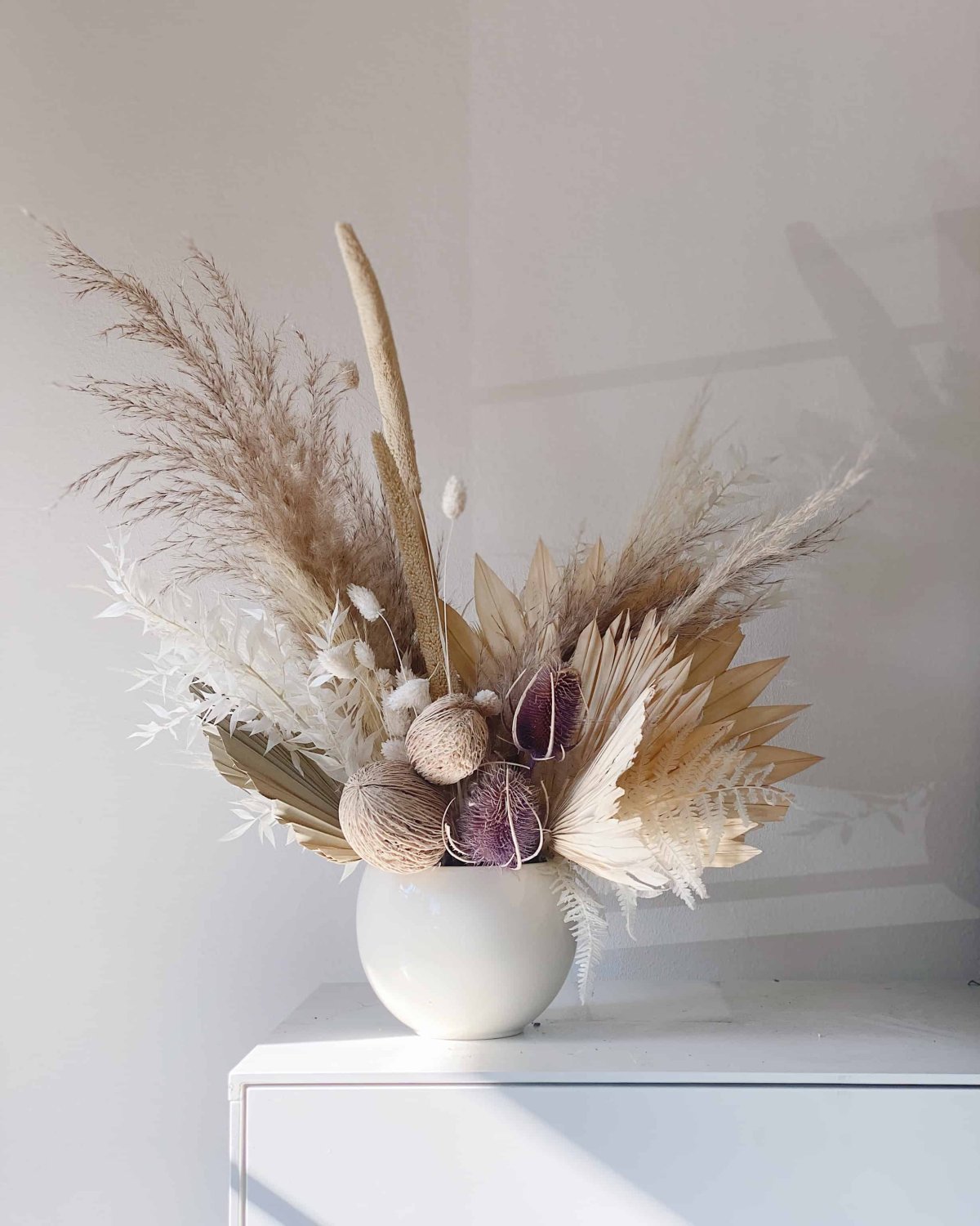 Белые ветки в вазе