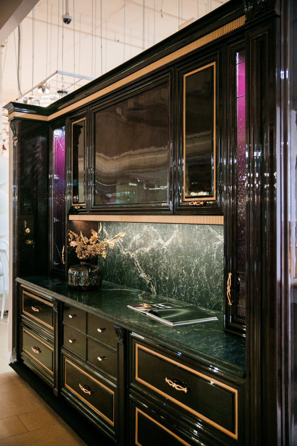 Малахитовая столешница на кухне